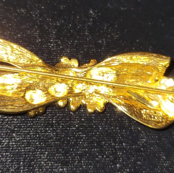 VINTAGE NOLAN MILLER GOLD TONE FLORAL PAVE MULTICOLORED BOW CRYSTAL BROOCH - Picture 3 of 6